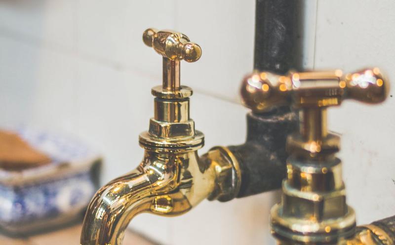 Χρειάζομαι βοήθεια με τα υδραυλικά μου και μερικούς σπασμένους σωλήνες.